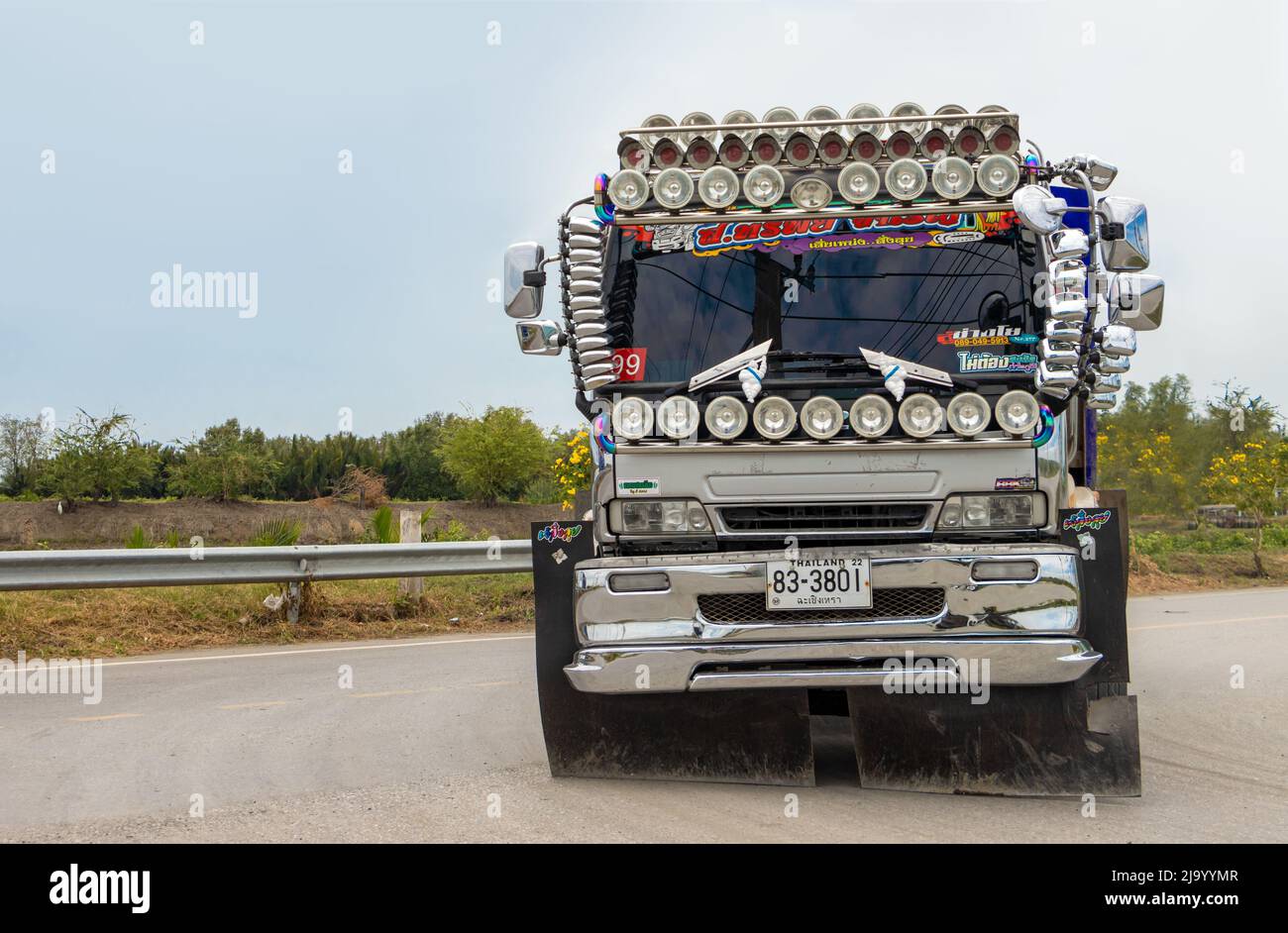 SAMUT PRAKAN, THAILANDIA, MARZO 23 2022, Un camion con molti specchi posteriori e luci guida sulla strada rurale Foto Stock