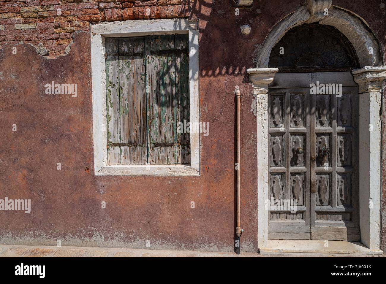 Casa con intemperie davanti al canale, Venezia, Italia Foto Stock