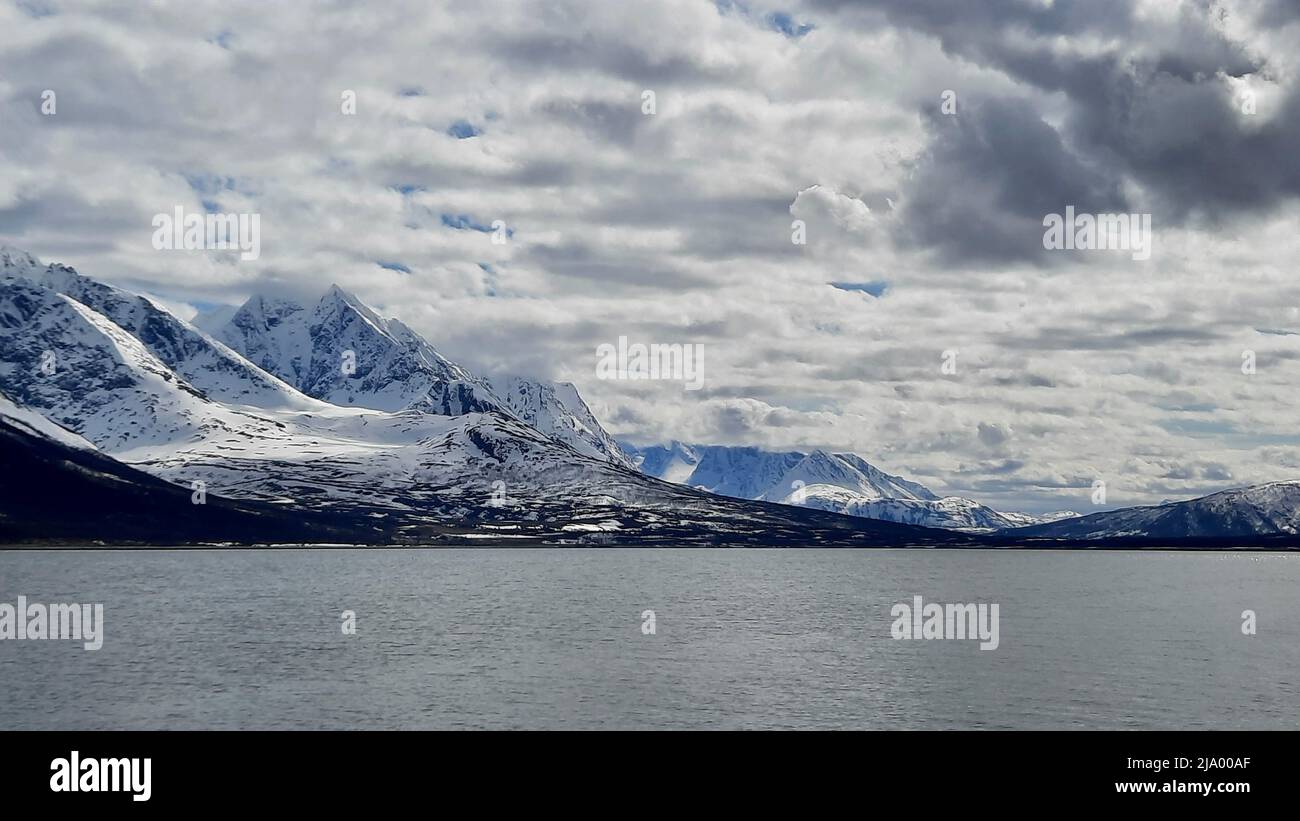 Pesca in Norvegia, fiordo e montagne nel mese di maggio Foto Stock
