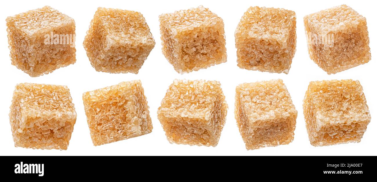 Cubetti di zucchero di canna isolati su sfondo bianco, profondità di campo piena Foto Stock