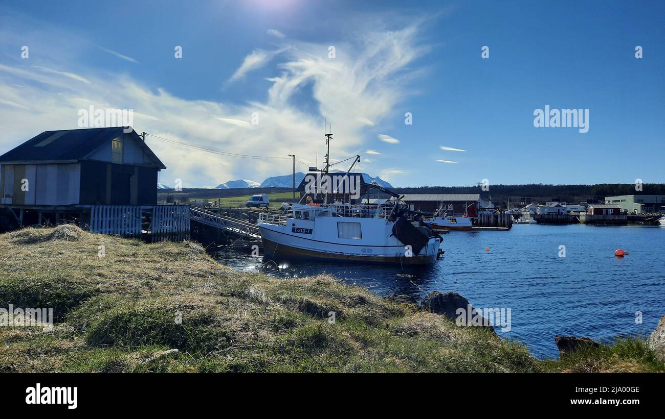 Pesca in Norvegia, fiordo e montagne nel mese di maggio Foto Stock