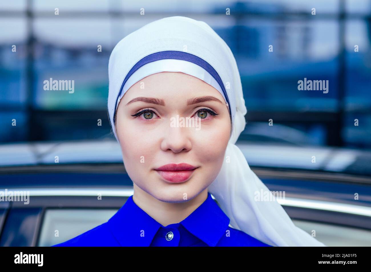 Primo piano ritratto attraente e misterioso musulmano europea donna perfetta pelle e affascinante occhio trucco la testa è coperta da un fazzoletto indossare Foto Stock