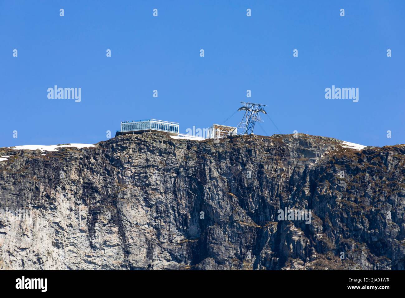 Stazione di montagna della funivia Loen Skylift sul monte Hoven, sopra il lago Lovatnet, Norvegia Foto Stock