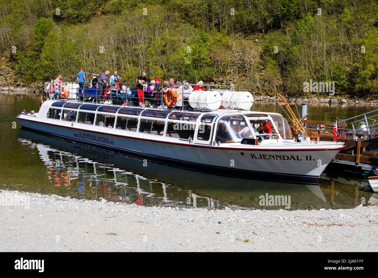 Nave da crociera turistica per passeggeri, Kjenndal II, al molo di Kjenndalstova per il carico dei passeggeri. Norvegia Foto Stock