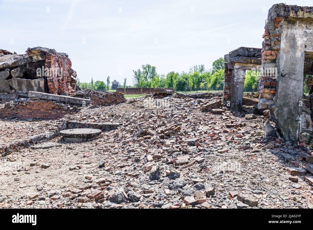 Rovine della camera a gas e del crematorio nel campo di concentramento di Auschwitz-Birkenau Foto Stock