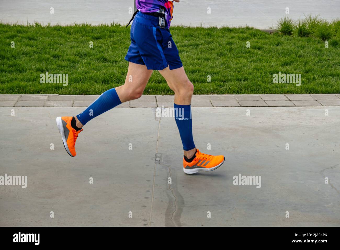 Kazan, Russia - 17 maggio 2022: Atleta delle gambe in calze a compressione durante la maratona di Kazan Foto Stock