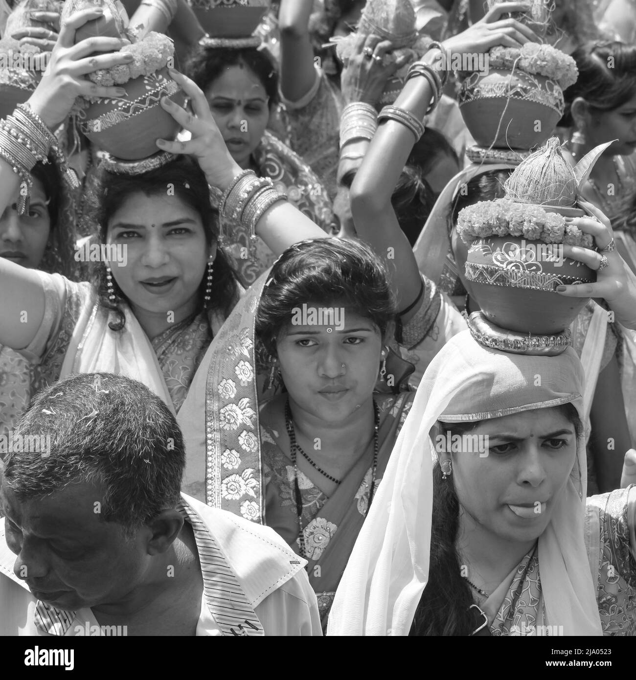 Delhi, India aprile 03 2022 - le donne con Kalash in testa durante il tempio di Jagannath Mangal Kalash Yatra, i devoti indù indiani trasportano vasi di terragene dentro Foto Stock