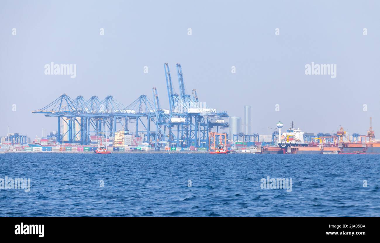 Jeddah, Arabia Saudita - 22 dicembre 2019: Gru a portale e container al porto di Jeddah in una giornata estiva soleggiata Foto Stock