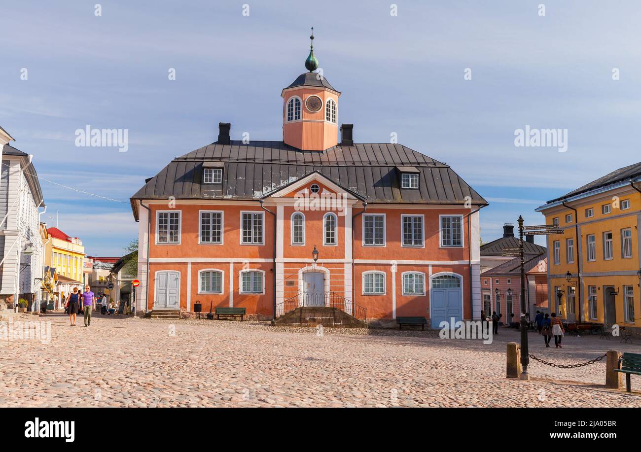 Porvoo, Finlandia - 7 maggio 2016: Esterno del municipio di Porvoo. La gente comune cammina per la piazza centrale della città Foto Stock