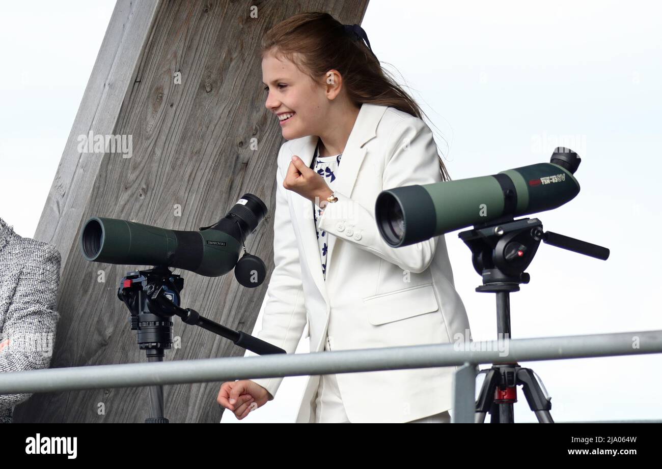 Mercoledì, la Principessa Estelle ha visitato la contea di Östergötland per la prima volta dal 2014. Durante il giorno, la principessa inaugurò, tra l'altro, il naturum Tåkern di dieci anni a Tåkern Birdlake, appena fuori Vadstena, Svezia. Alla visita erano presenti anche i genitori di Estelle H.K.H Crown Princess Victoria e H.K.H Prince Daniel. Foto Stock