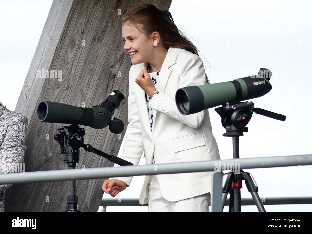 Mercoledì, la Principessa Estelle ha visitato la contea di Östergötland per la prima volta dal 2014. Durante il giorno, la principessa inaugurò, tra l'altro, il naturum Tåkern di dieci anni a Tåkern Birdlake, appena fuori Vadstena, Svezia. Alla visita erano presenti anche i genitori di Estelle H.K.H Crown Princess Victoria e H.K.H Prince Daniel. Foto Stock