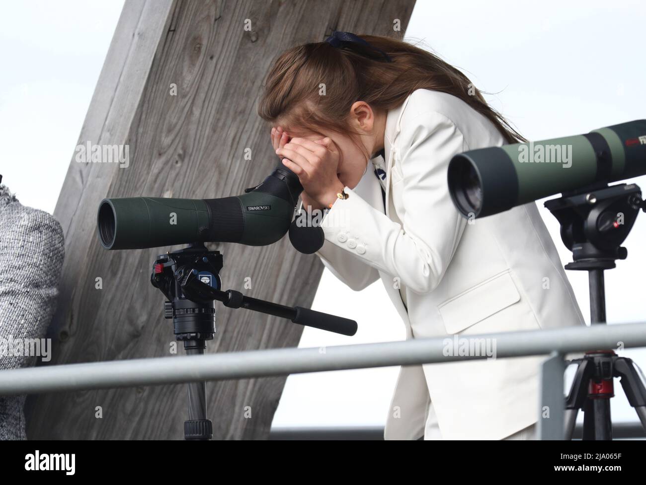 Mercoledì, la Principessa Estelle ha visitato la contea di Östergötland per la prima volta dal 2014. Durante il giorno, la principessa inaugurò, tra l'altro, il naturum Tåkern di dieci anni a Tåkern Birdlake, appena fuori Vadstena, Svezia. Alla visita erano presenti anche i genitori di Estelle H.K.H Crown Princess Victoria e H.K.H Prince Daniel. Foto Stock