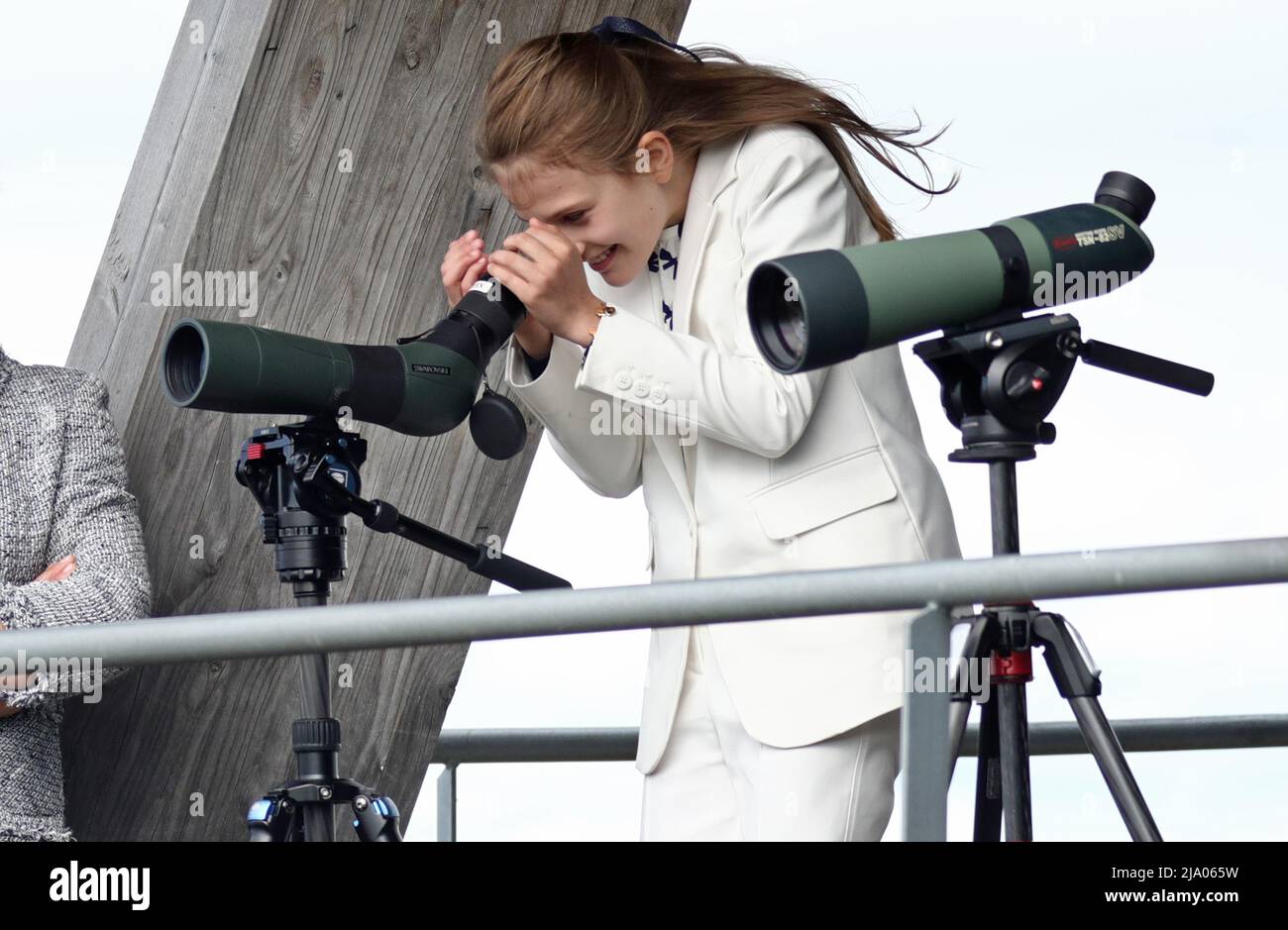 Mercoledì, la Principessa Estelle ha visitato la contea di Östergötland per la prima volta dal 2014. Durante il giorno, la principessa inaugurò, tra l'altro, il naturum Tåkern di dieci anni a Tåkern Birdlake, appena fuori Vadstena, Svezia. Alla visita erano presenti anche i genitori di Estelle H.K.H Crown Princess Victoria e H.K.H Prince Daniel. Foto Stock