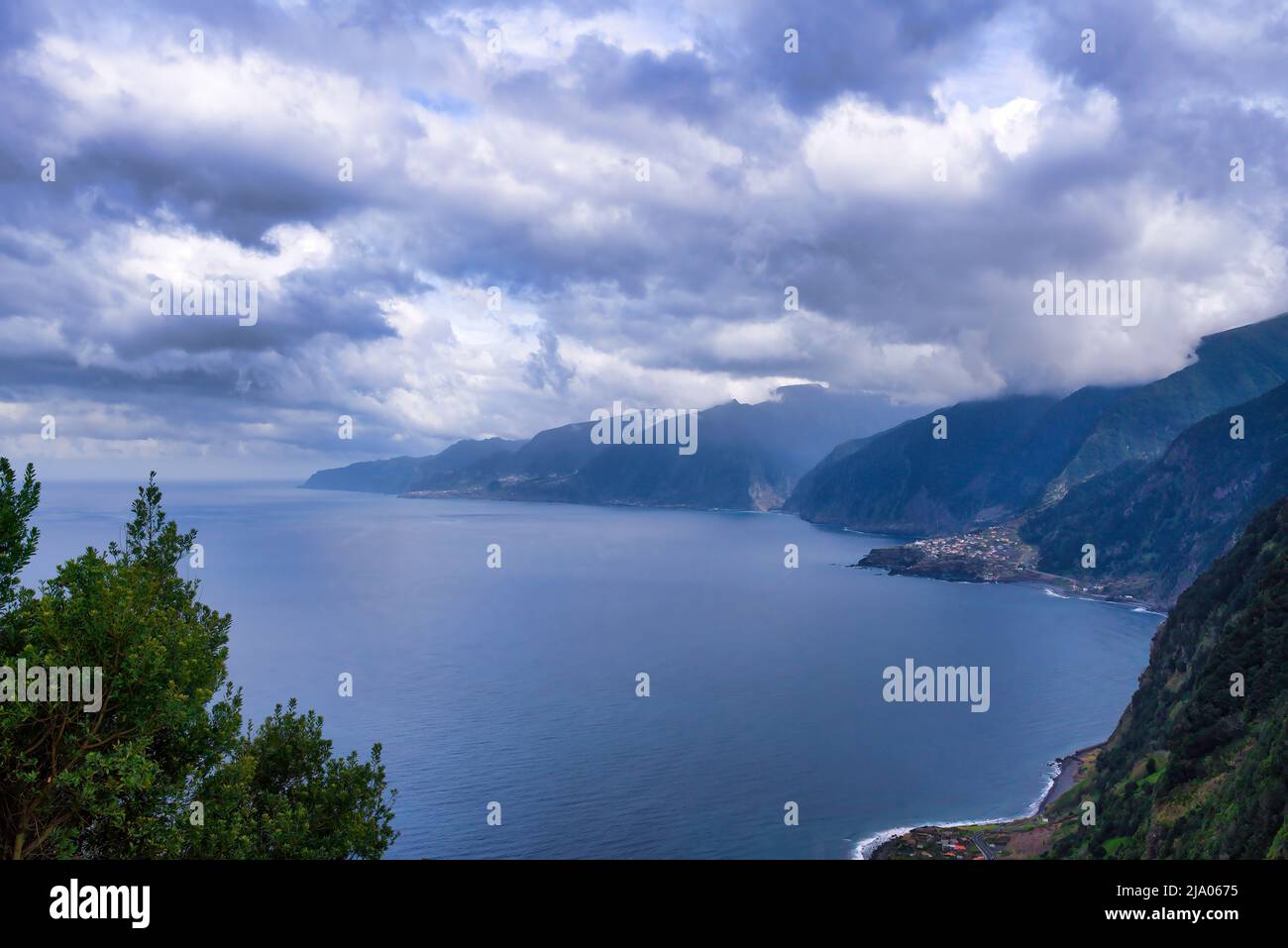 Una splendida vista sulla costa selvaggia vicino a Porto Moniz e Seixal nell'isola di Madeira, Portogallo Foto Stock