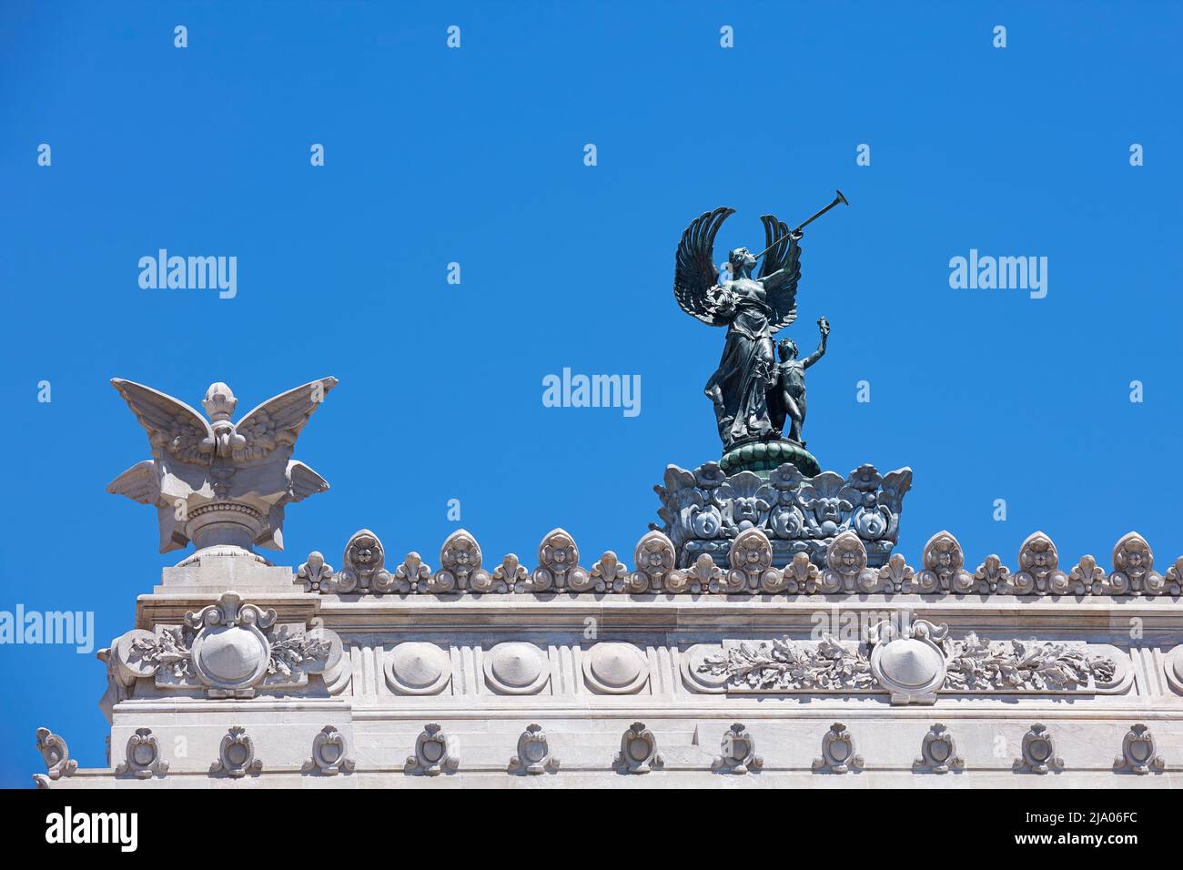 La scultura in bronzo di un angelo in cima al Congresso Nazionale Argentino, Monserrat, Buenos Aires, Argentina. Foto Stock