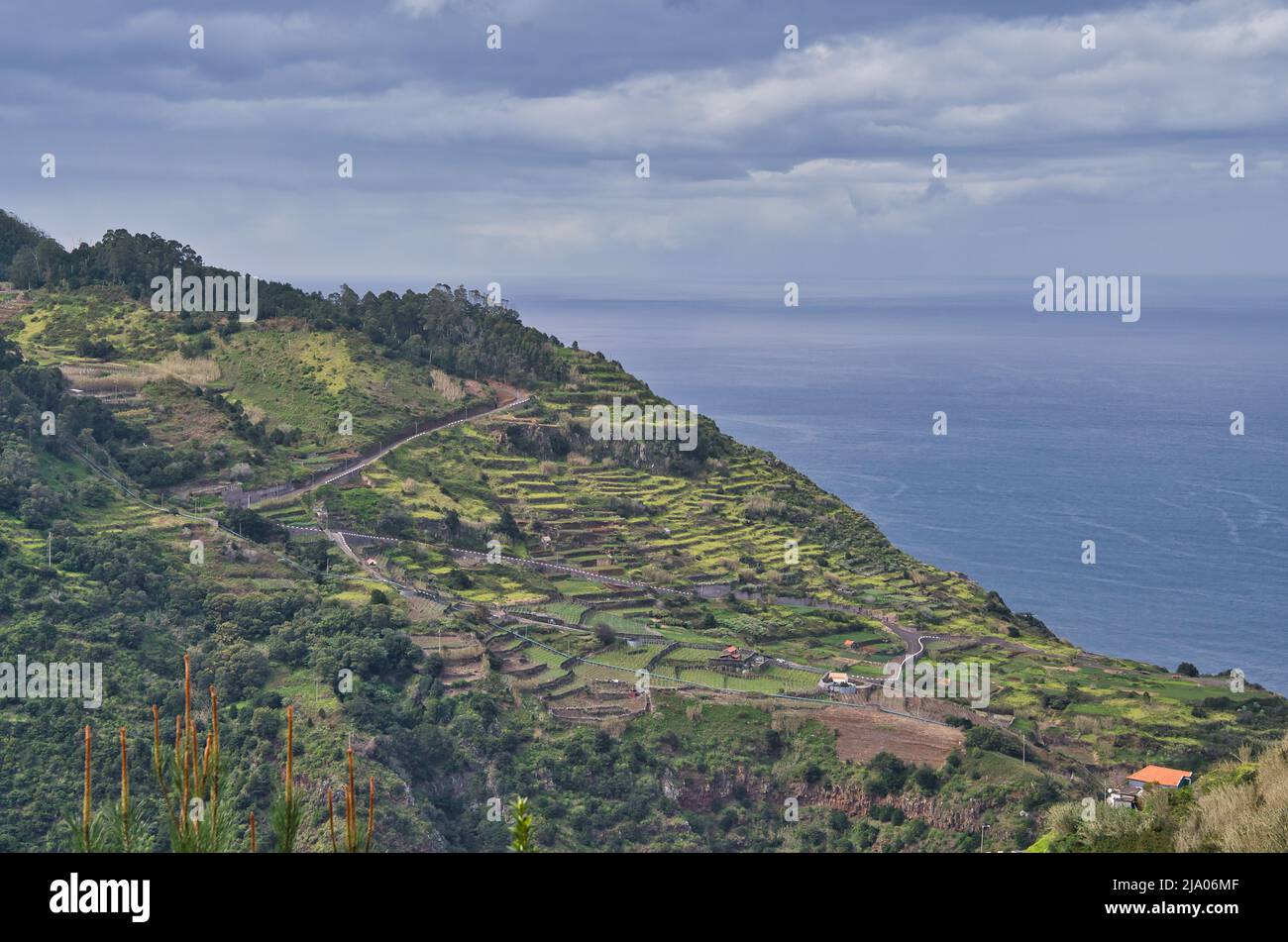 Una splendida vista sulla costa selvaggia vicino a Porto Moniz e Seixal nell'isola di Madeira, Portogallo Foto Stock