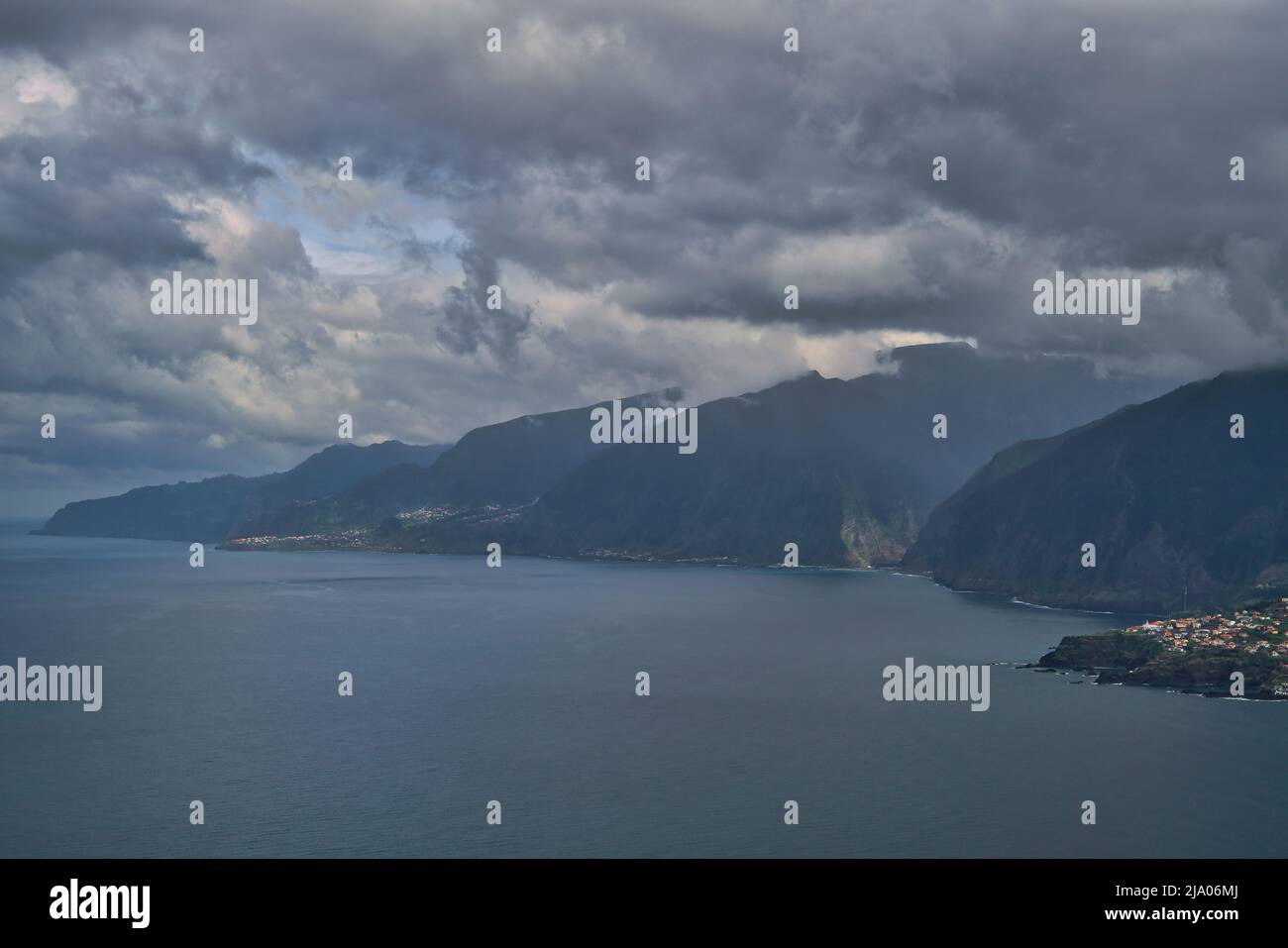 Una splendida vista sulla costa selvaggia vicino a Porto Moniz e Seixal nell'isola di Madeira, Portogallo Foto Stock