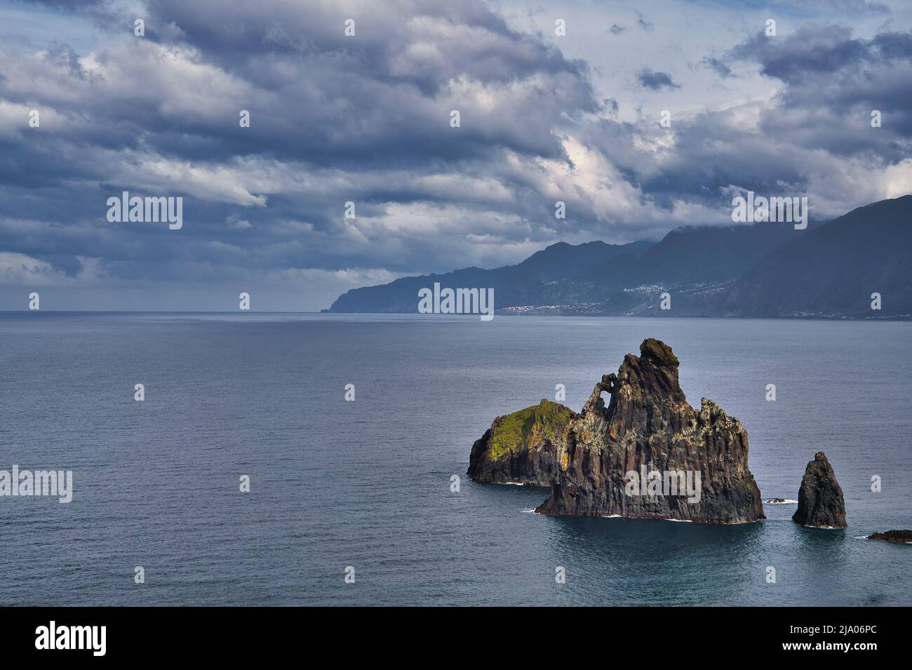 Una splendida vista sulla costa selvaggia vicino a Porto Moniz e Seixal nell'isola di Madeira, Portogallo Foto Stock