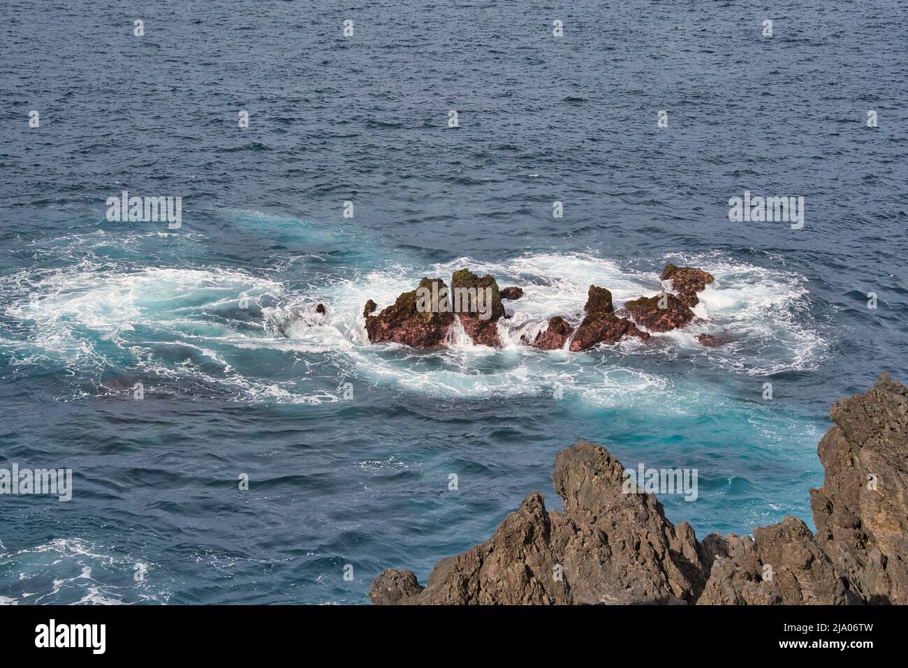 Una splendida vista sulla costa selvaggia vicino a Porto Moniz e Seixal nell'isola di Madeira, Portogallo Foto Stock