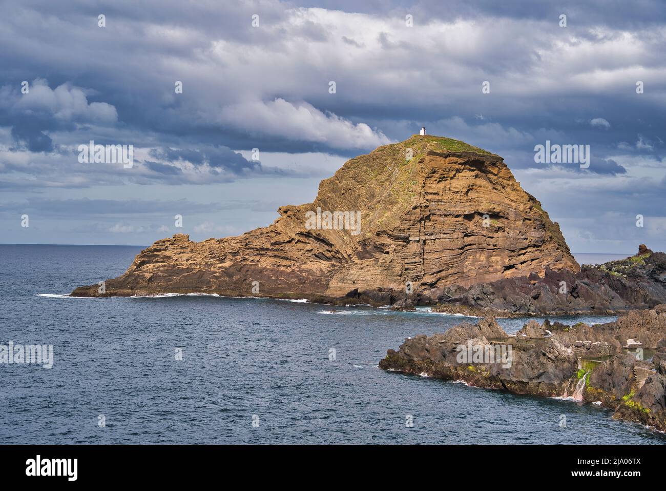 Una splendida vista sulla costa selvaggia vicino a Porto Moniz e Seixal nell'isola di Madeira, Portogallo Foto Stock