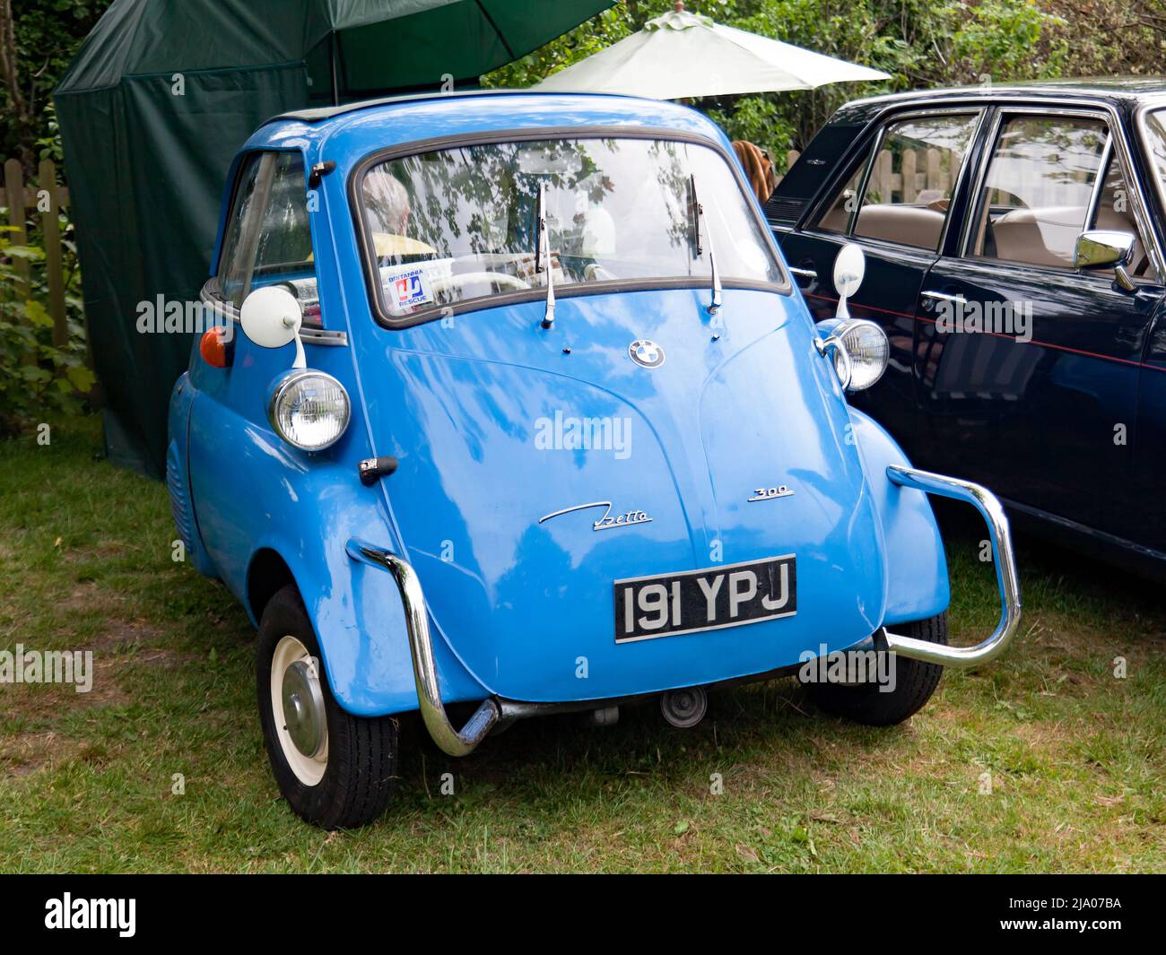 Vista frontale di tre quarti di una Blue, 1962, BMW Isetta 300, Bubble car, in mostra al Wickhambreaux Classic Car Show, 2022 Foto Stock