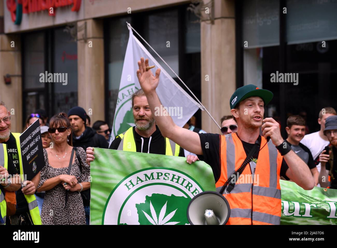 Global Cannabis Marzo 10th anniversario passeggiata attraverso Cardiff. Partenza dal Cathays Park Cannabis Blogger Simpa Foto Stock