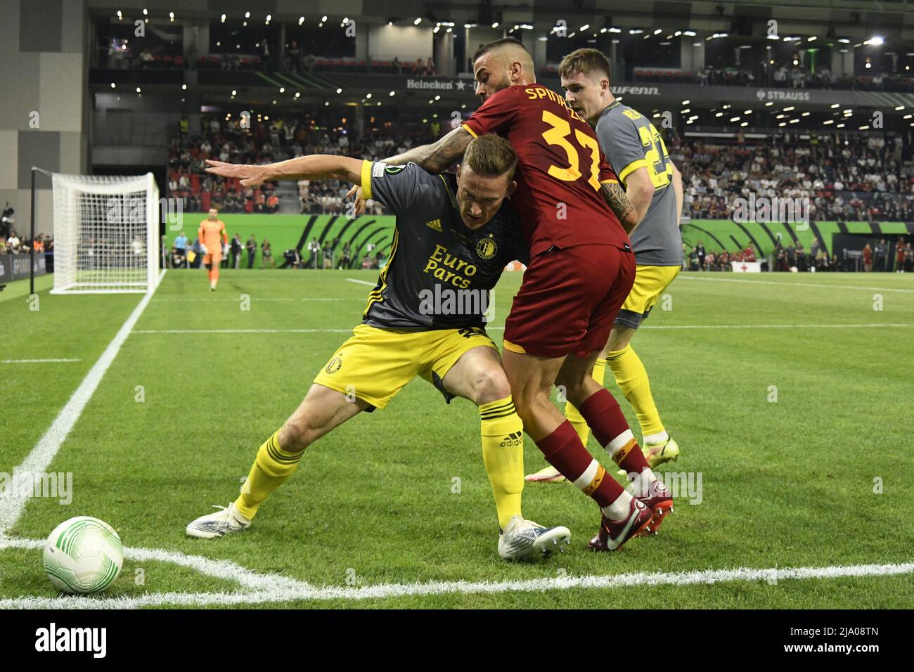 Leonardo Spinazzola (Roma)Jens Toornstra (Feyenoord)Patrik Walemark (Feyenoord) Durante la partita della UEFA European Conference League 2021 2022' tra il Feyenoord di Roma 1-0 allo Stadio Nazionale il 25 maggio 2022 a Tirana, Albania. (Foto di Maurizio Borsari/AFLO) Foto Stock