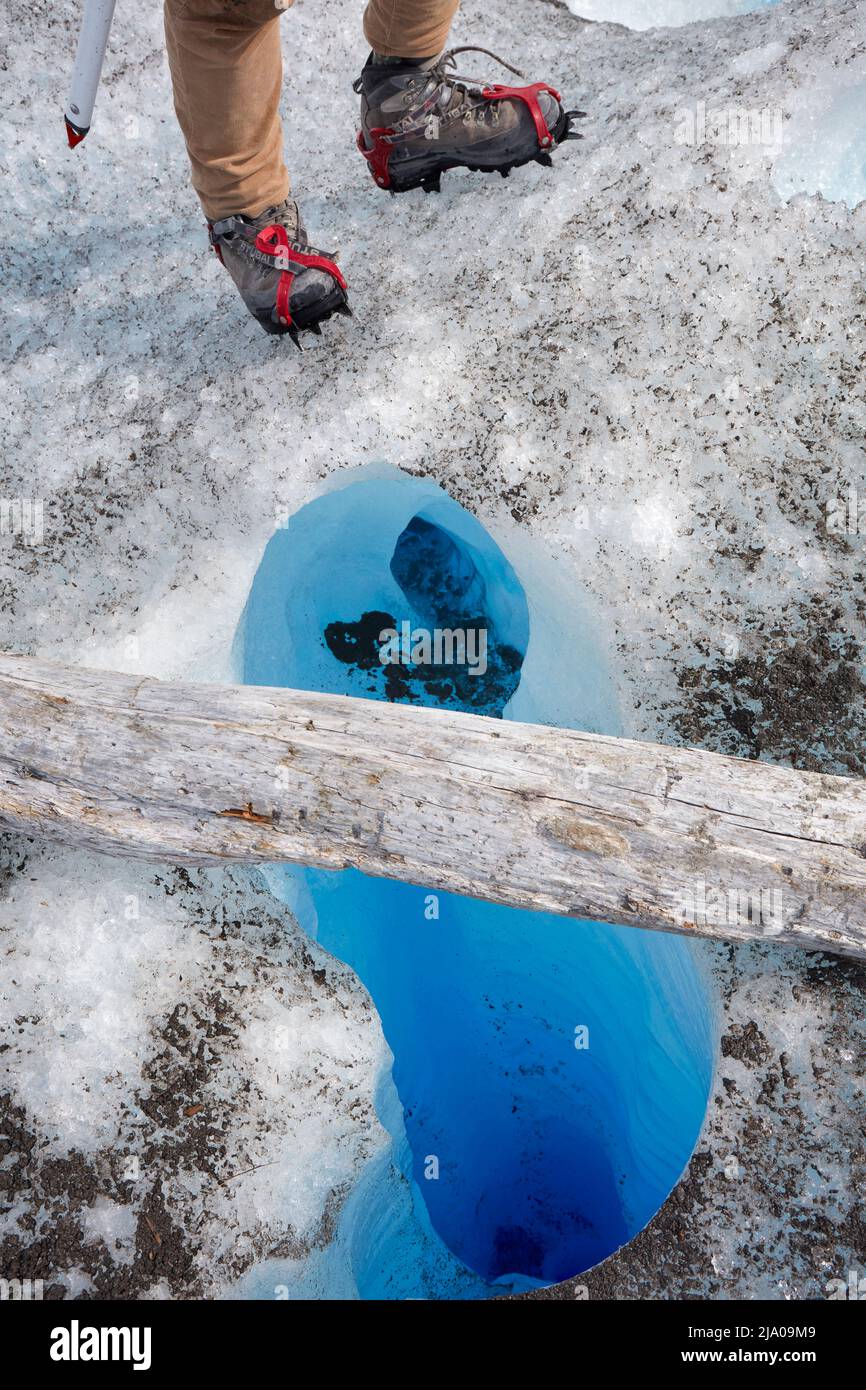 Un buco di ghiaccio blu profondo sulla superficie del ghiacciaio Perito Moreno, El Calafate, Santa Cruz, Argentina. Foto Stock Un buco di ghiaccio blu profondo sulla superficie del ghiacciaio Perito Moreno, El Calafate, Santa Cruz, Argentina. Foto Stock