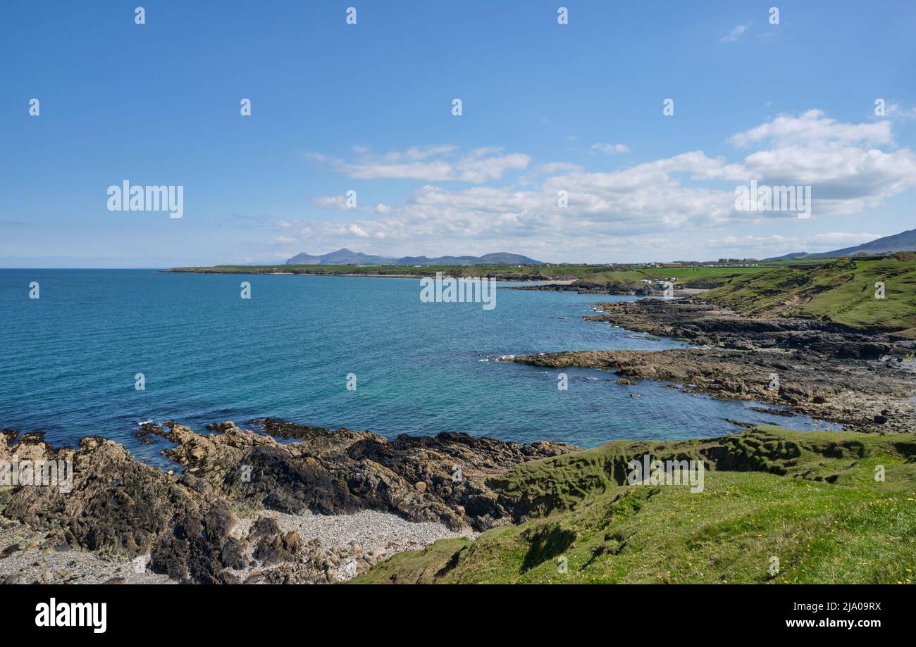 Una vista dell'aspra costa settentrionale della penisola di Llyn dal Wales Coast Path guardando a nord-est da Pen Ysgaden Foto Stock