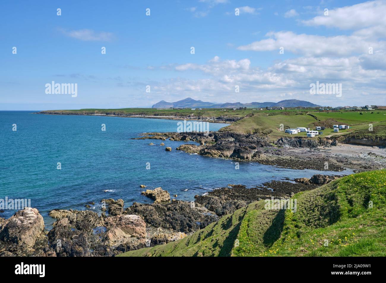 Una vista dell'aspra costa settentrionale della penisola di Llyn dal Wales Coast Path guardando a nord-est da Pen Ysgaden Foto Stock