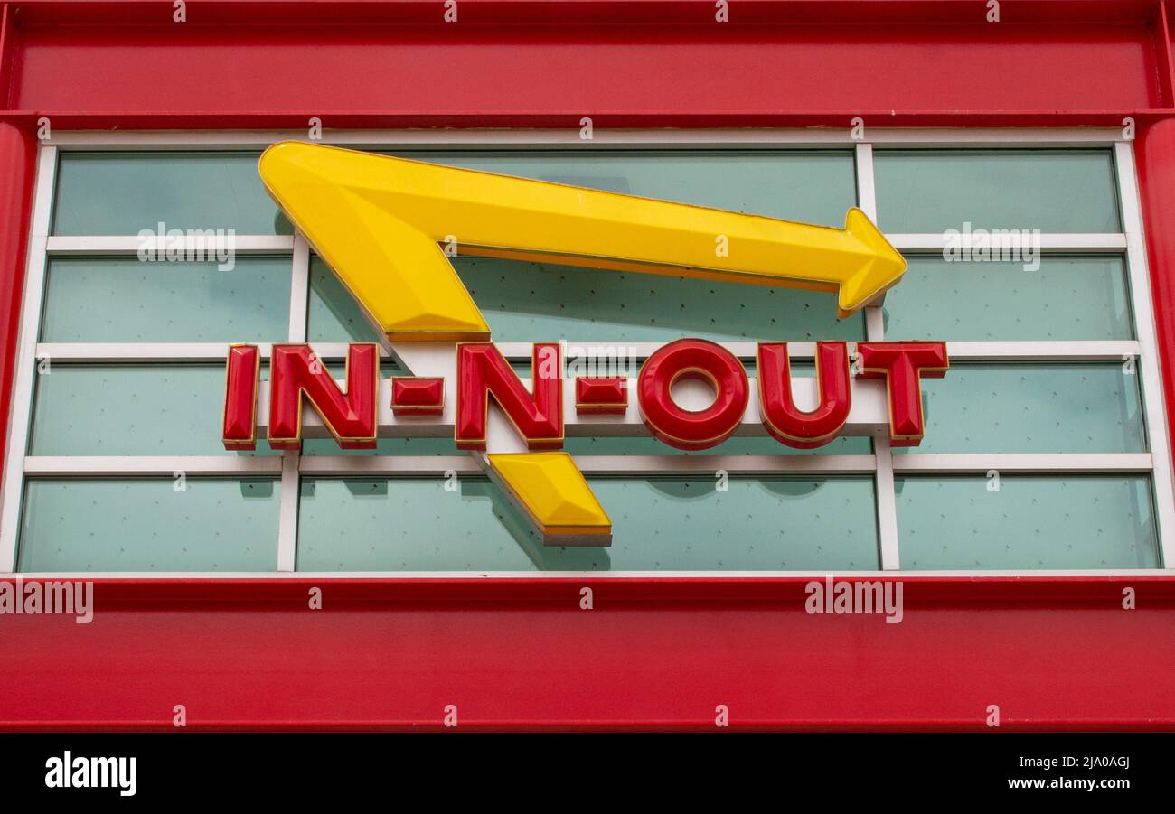 Los Angeles, California, USA - 15 Maggio 2022: Logo di un hamburger in-N- out all'ingresso di un edificio indipendente Foto Stock