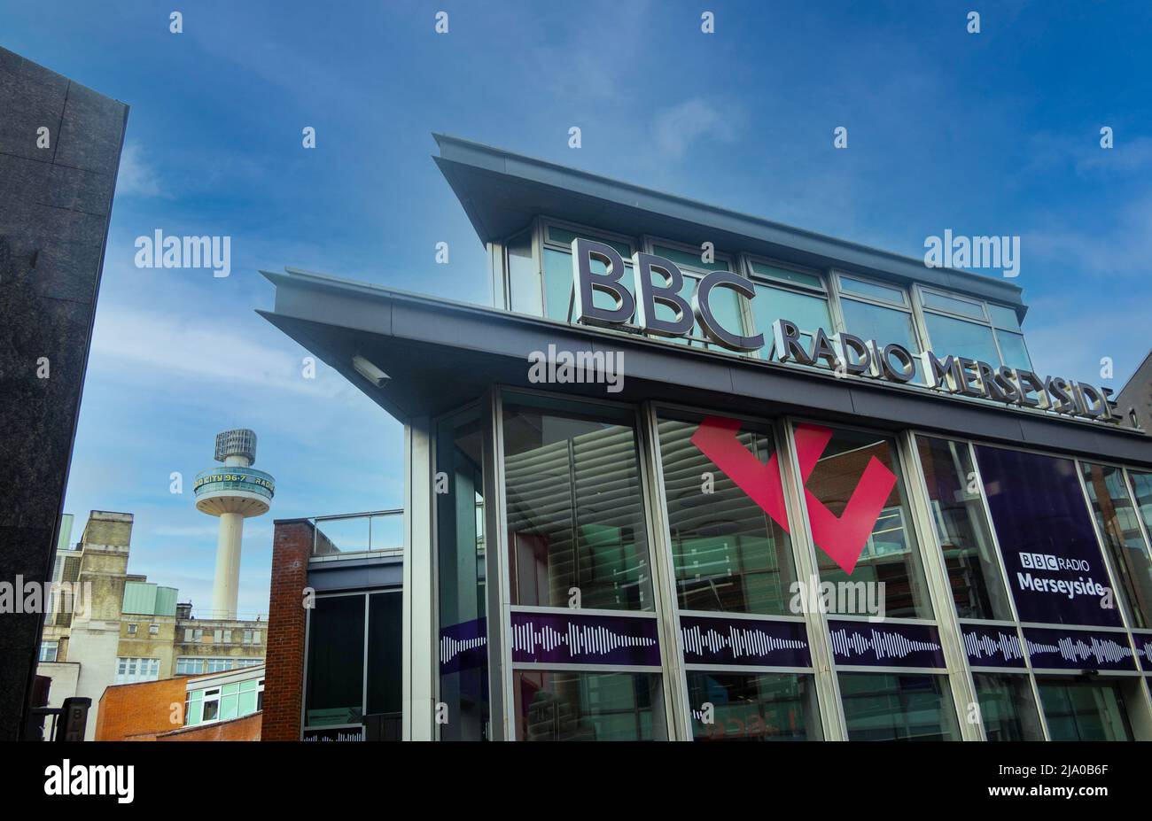 Studi di radiodiffusione per BBC radio Merseyside a Liverpool con radio City Tower in lontananza Foto Stock