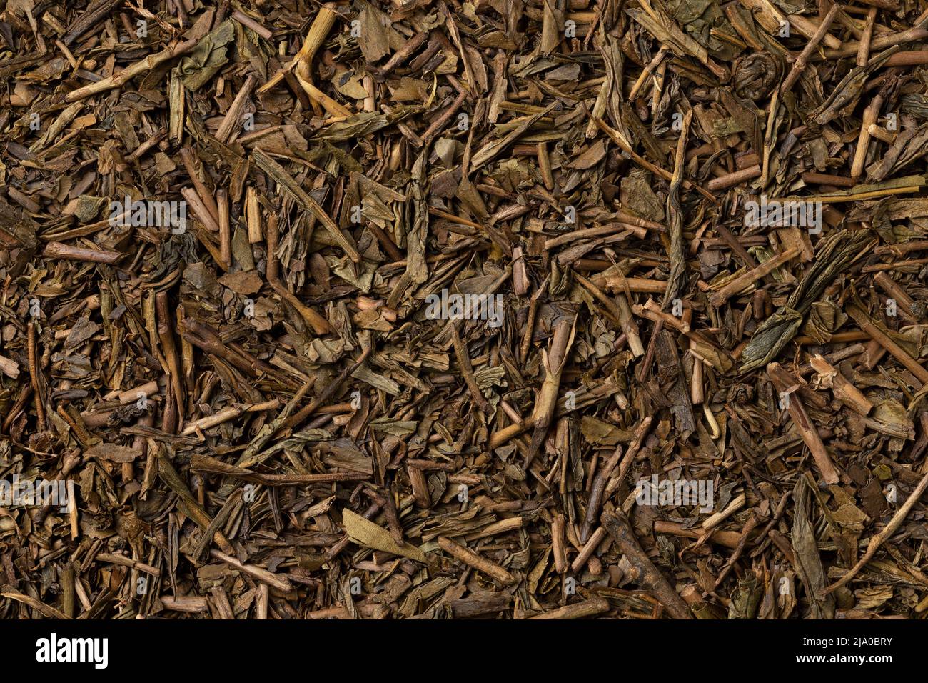 Bancha Houji Cha, tè arrosto giapponese lascia da vicino il telaio pieno come sfondo Foto Stock