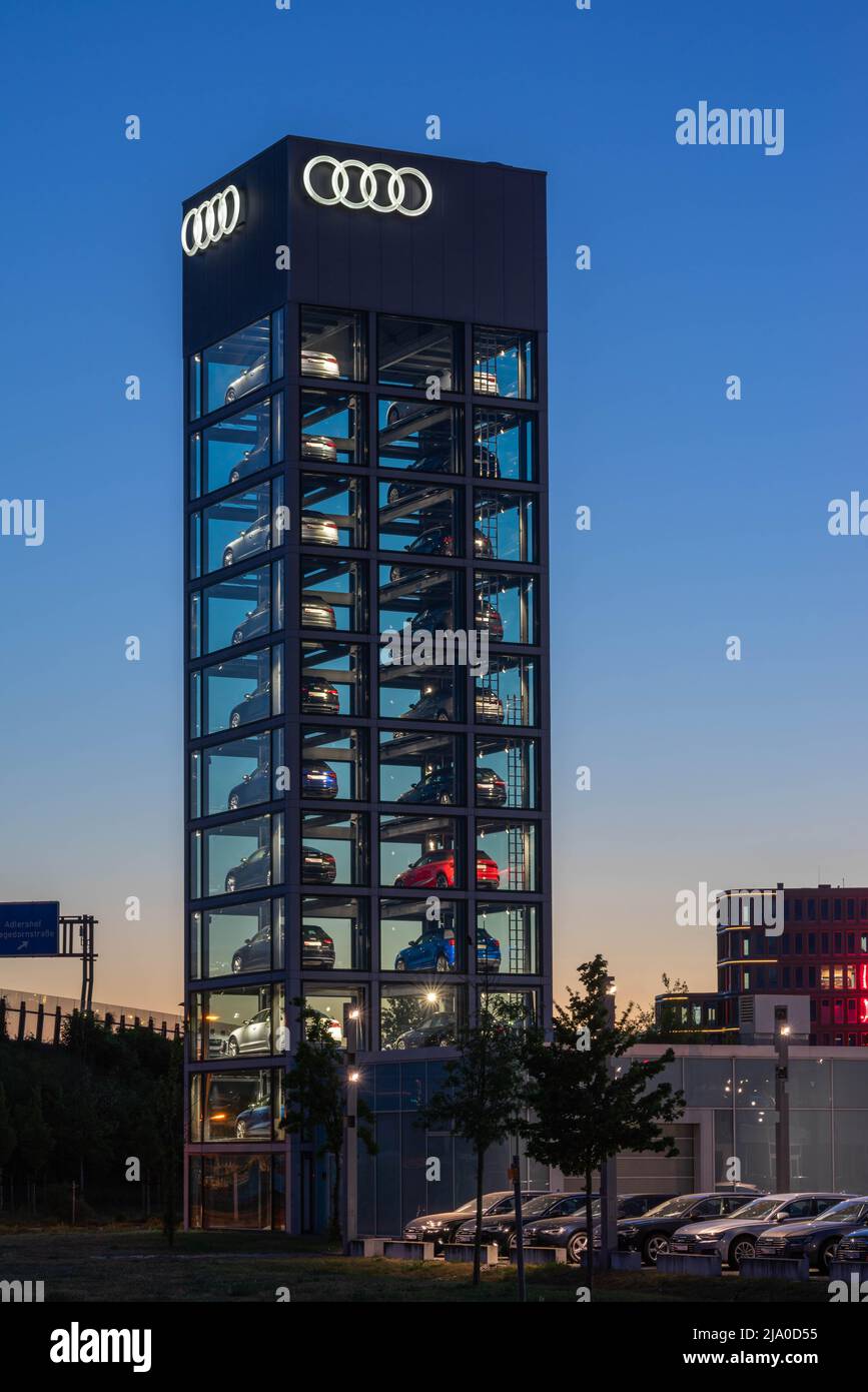 Audi Showrooom torre di vetro per auto illuminata di notte presso il centro/concessionario Audi di Adlershof, Berlino, Germania Foto Stock
