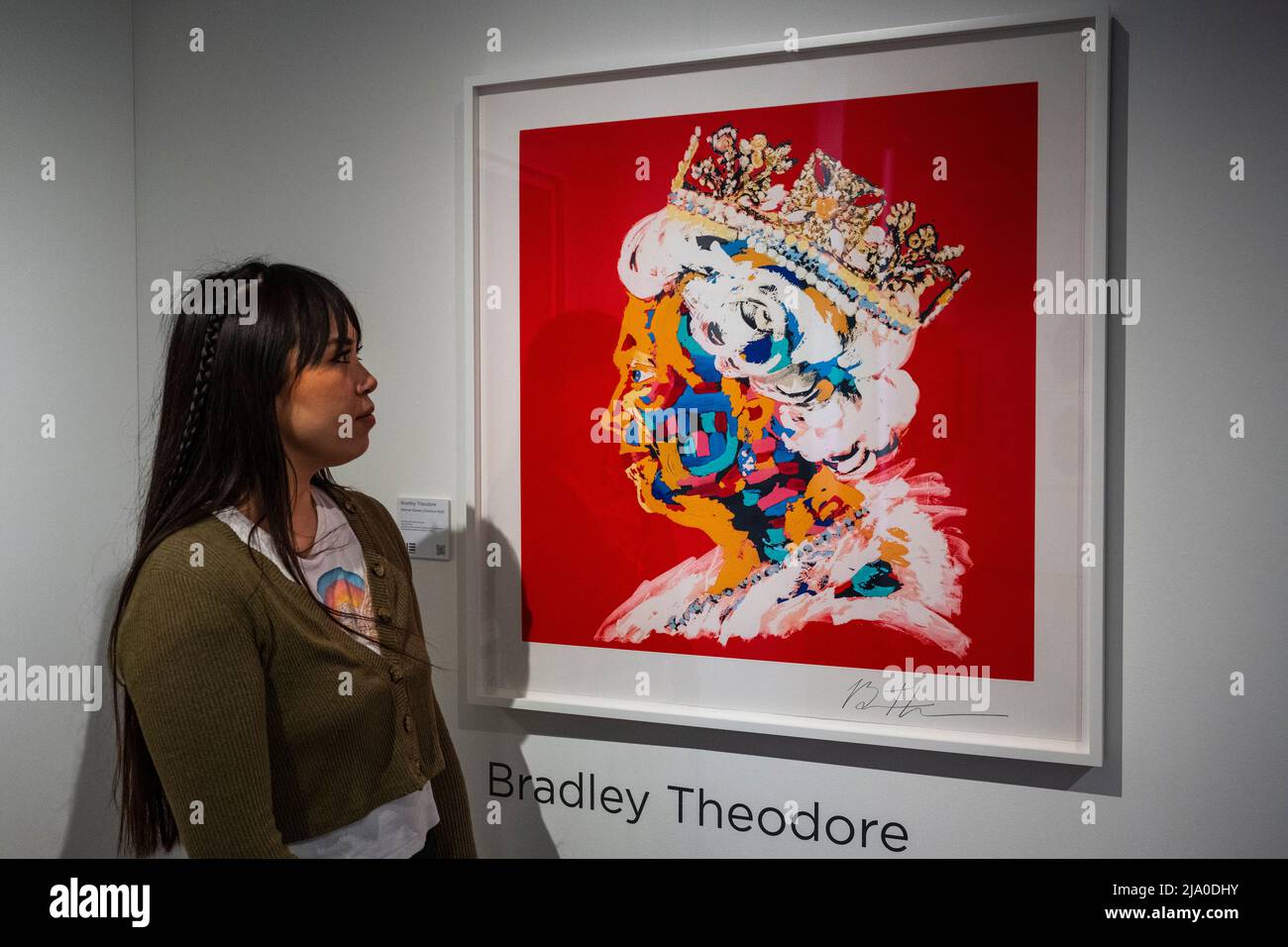 Londra, Regno Unito. 26 maggio 2022. Un membro dello staff vede 'la Regina Eterna (Cardinal Red)', 2022, di Bradley Theodore. L'edizione 37th della London Original Print Fair apre a Somerset House, con opere di Picasso, Freud e Hockney e opere esclusive che segnano il Giubileo del platino della Regina. Lo spettacolo dura fino al 29th maggio 2022. Credit: Stephen Chung / Alamy Live News Foto Stock