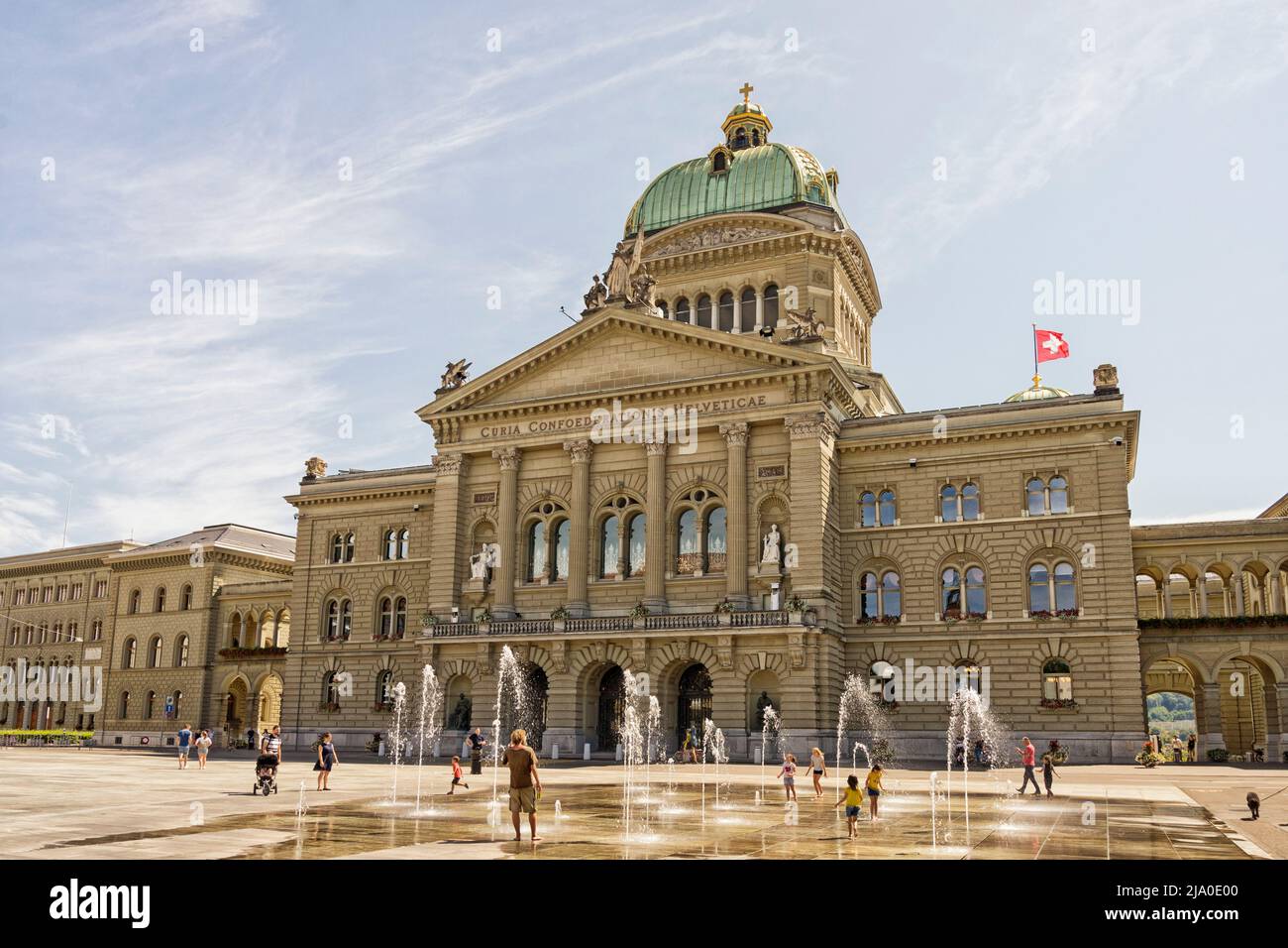 Berna, Svizzera - 13 agosto 2020: La Bundesplatz e il Parlamento svizzero. Foto Stock