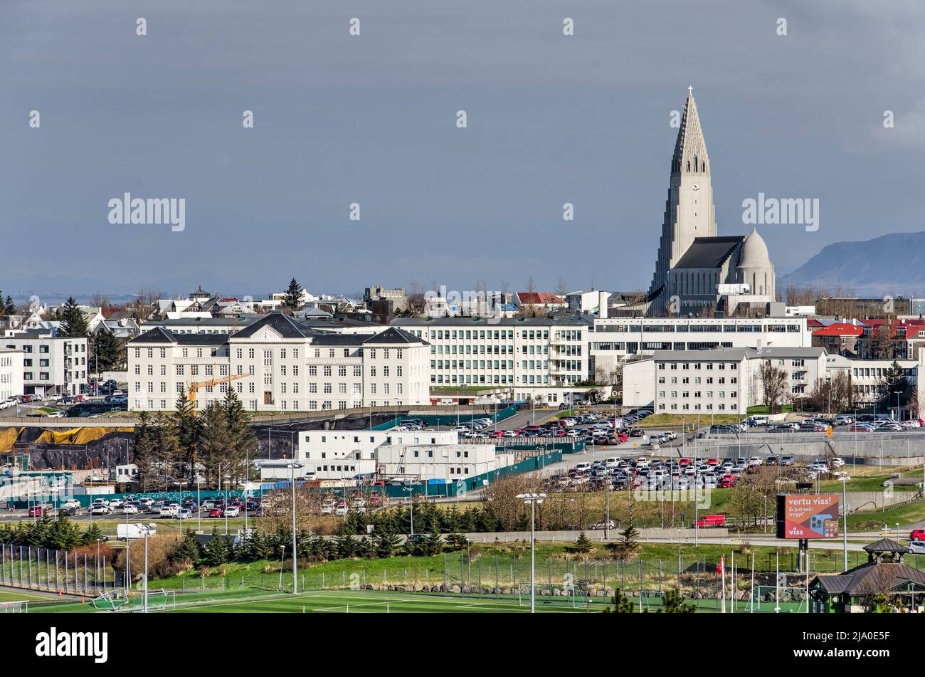 Reykjavik, Islanda, 25 aprile 2022: Vista dalla collina di Öskjuhlíð verso il centro della città, con l'iconica Hallgrimmskirkja e l'Ospedale Nazionale Foto Stock