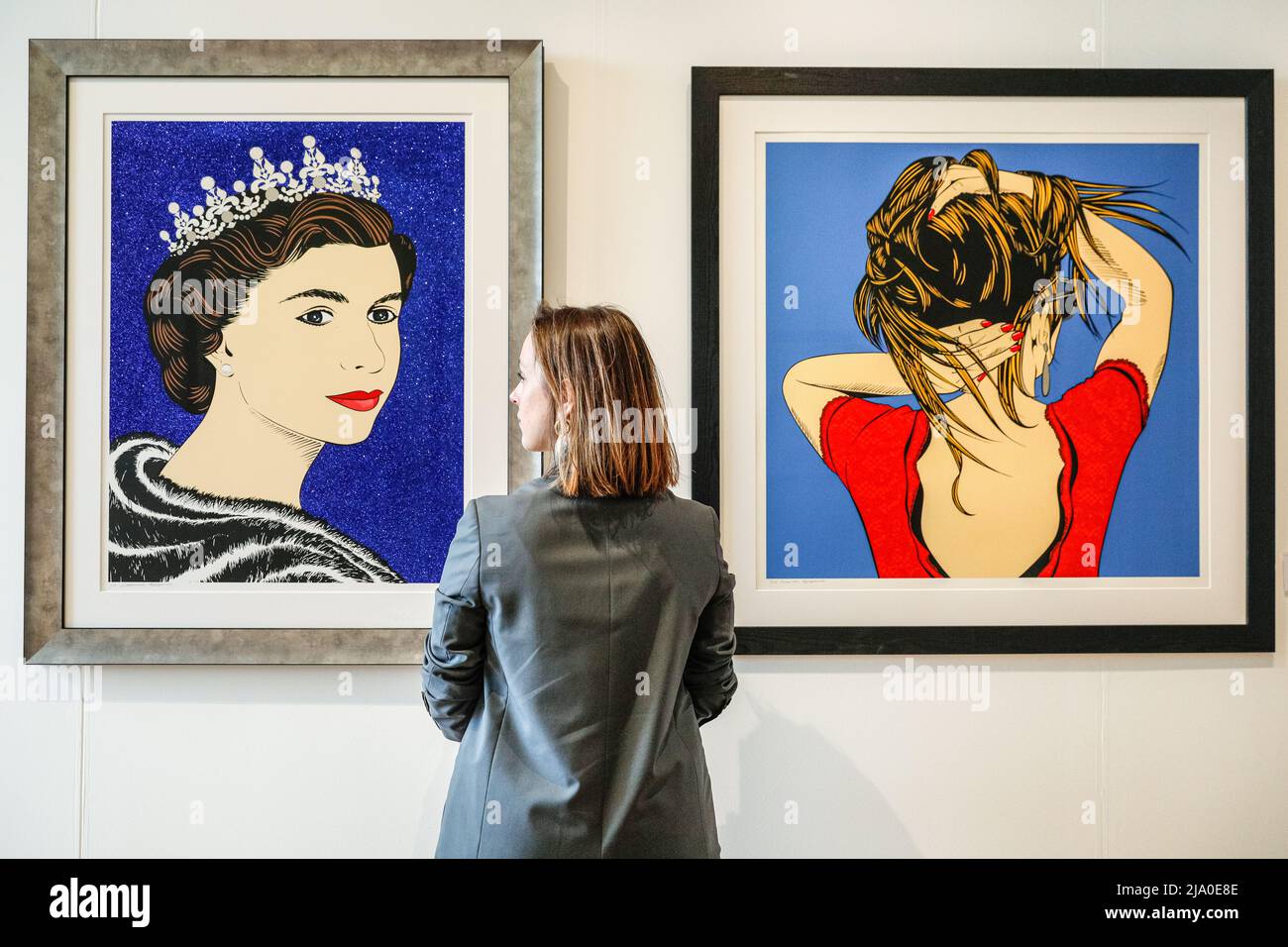 Londra, Regno Unito. 26th maggio 2022. Un personale pone con 'Queen' (2022), a sinistra, e 'Salva la data', a destra, (2018) entrambi di Deborah Azzopardi, Cynthia Corbett Gallery. L'edizione 37th della London Original Print Fair apre a Somerset House, fino al 29th maggio 2022, con opere di Picasso, Hockney e opere esclusive che segnano il Giubileo del platino della Regina. Si tratta della fiera di stampa più lunga al mondo, fondata nel 1985 presso la Royal Academy of Arts. Credit: Imagplotter/Alamy Live News Foto Stock