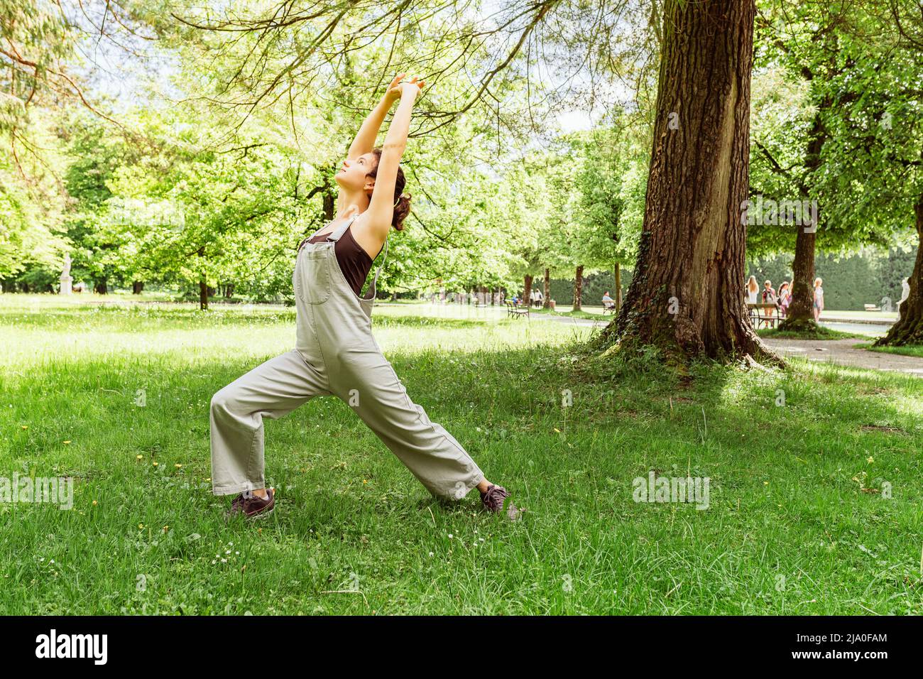 durante la prima mattinata o la prima sera d'estate, potrai fare una pausa yoga. Ragazza adolescente che pratica yoga nel parco, Yoga-Natarajasana, Signore della danza, bilanciamento Foto Stock