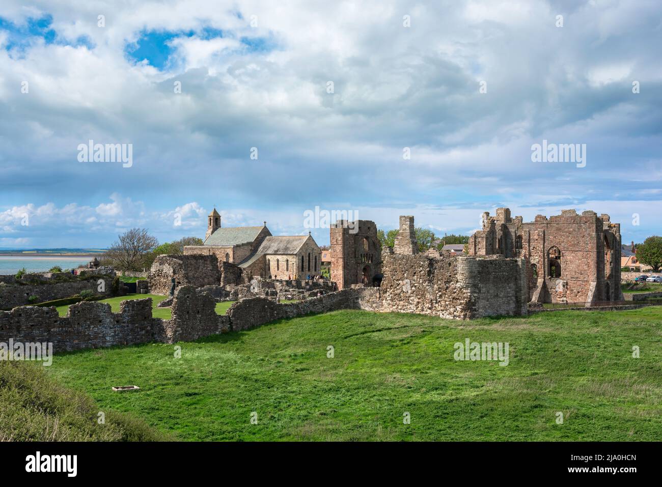 Priorato di Lindisfarne, vista delle rovine del Priorato di Lindisfarne risalente ai primi del 12th secolo, Holy Island, Northumberland Coast, Inghilterra, Regno Unito Foto Stock