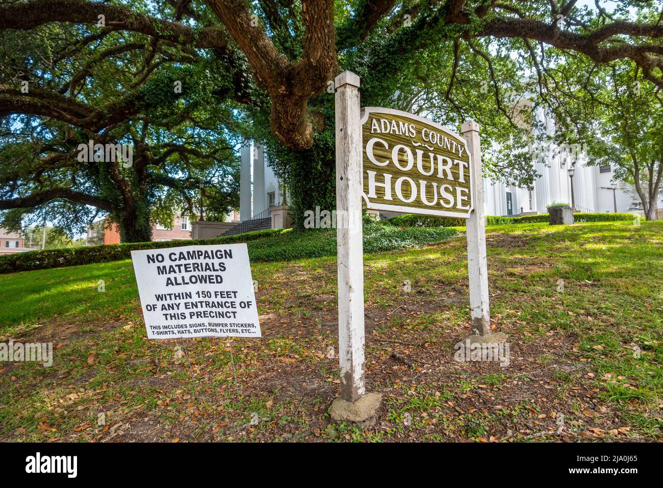 Natchez Adams County Courthouse con cartello non sono ammessi materiali per la campagna. Terreno neutro non partisan. Foto Stock