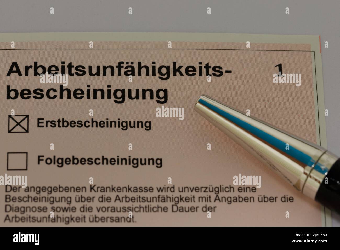 Norimberga, Germania - mai 17, 2022: Certificato di incapacità al lavoro (tedesco: Arbeitsunfähigkeitsbescheinigung) Foto Stock