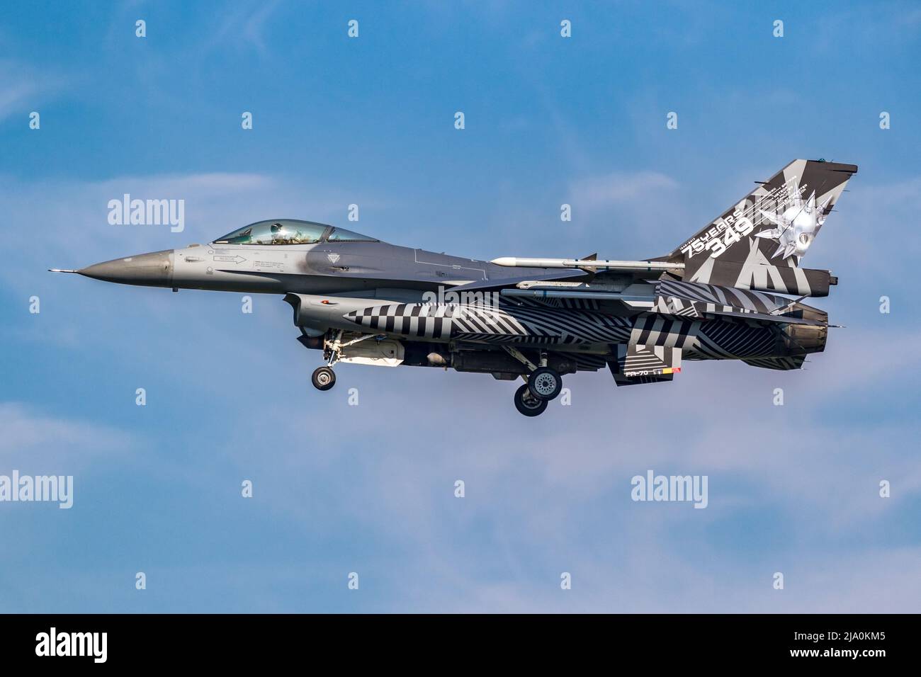 Speciale jet F-16 Fighting Falcon dipinto dall'Aeronautica militare belga che arriva alla base aerea di Leeuwarden. Paesi Bassi - 28 marzo 2017 Foto Stock