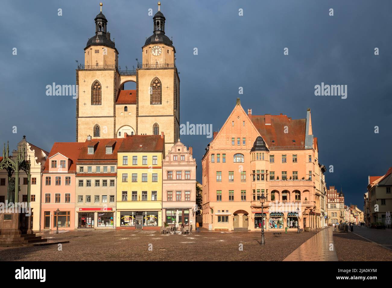 Vista sulla piazza del mercato con il municipio e Stadtkirche Wittenberg nella città di Lutherstadt Wittenberg, Saxeny-Anhalt. Wittenberg, Germania - 26 aprile 201 Foto Stock