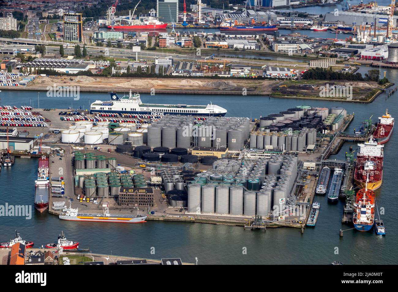 Vista aerea del Vopak Terminal Vlaardingen e DFDS Seaways nel porto di Rotterdam, Paesi Bassi Foto Stock