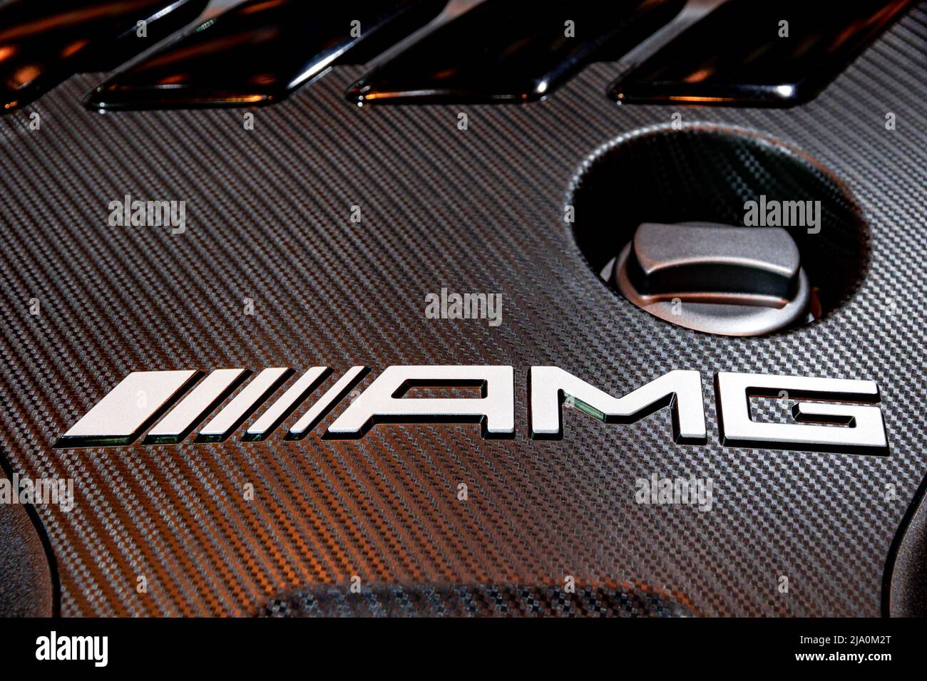 Logo del motore Mercedes-AMG sulla copertura del motore di un'auto sportiva al Salone di Francoforte dell'IAA. Germania - 11 settembre 2019 Foto Stock