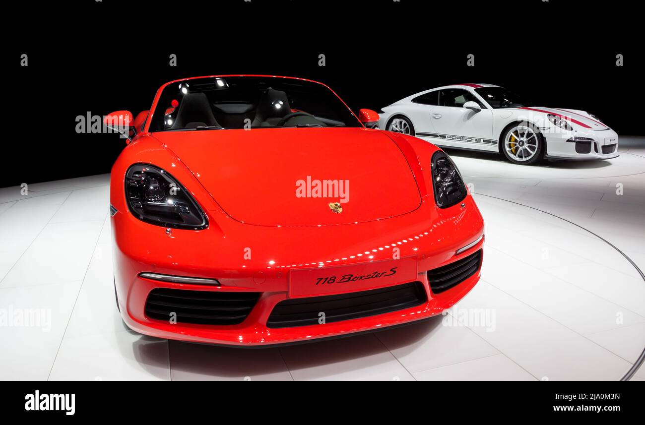 Porsche 718 Boxster S e una Porsche 911 R all'International Motor Show di Ginevra. Svizzera - 2 marzo 2016. Foto Stock