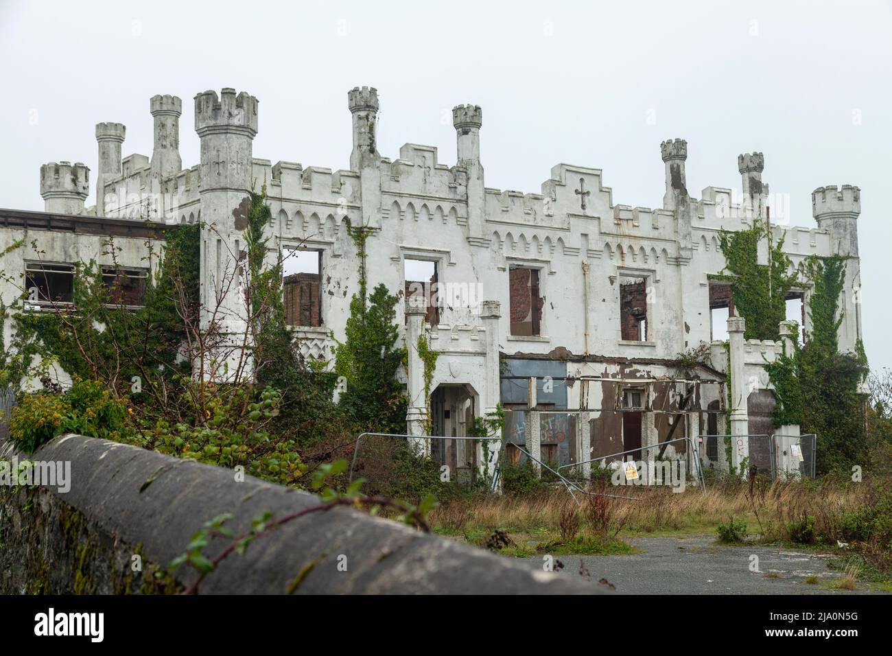 Antiche rovine di Soldiers Point House, Holyhead, Galles, Regno Unito Foto Stock