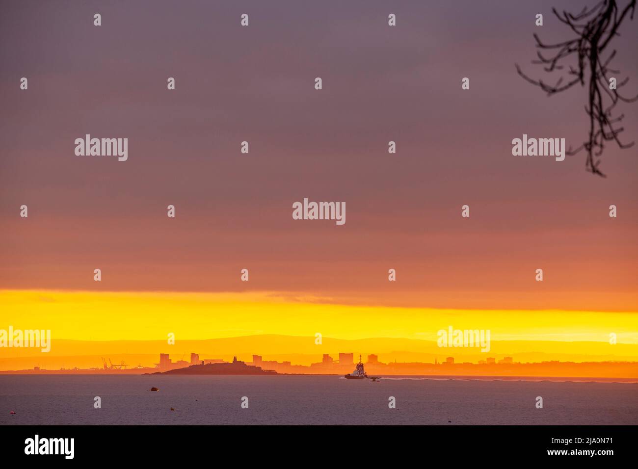 Inchmickery Island, che si staglia all'alba su Edimburgo Foto Stock