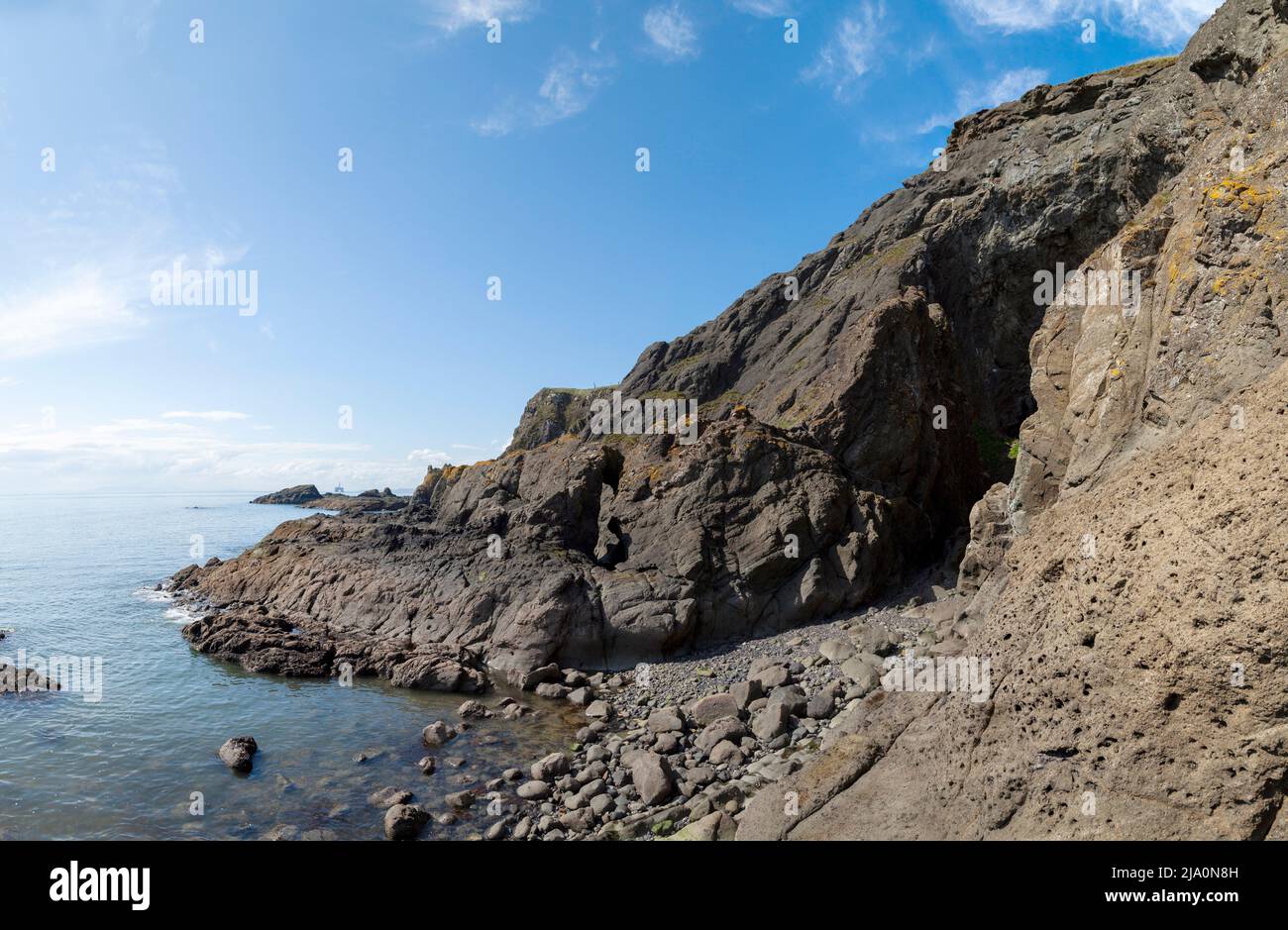 Una grotta lungo il percorso della passeggiata a catena Elie, Fife, Scozia. Foto Stock